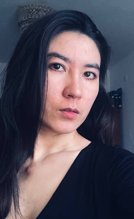 ai realistic photo generator: woman's photo for sea scene