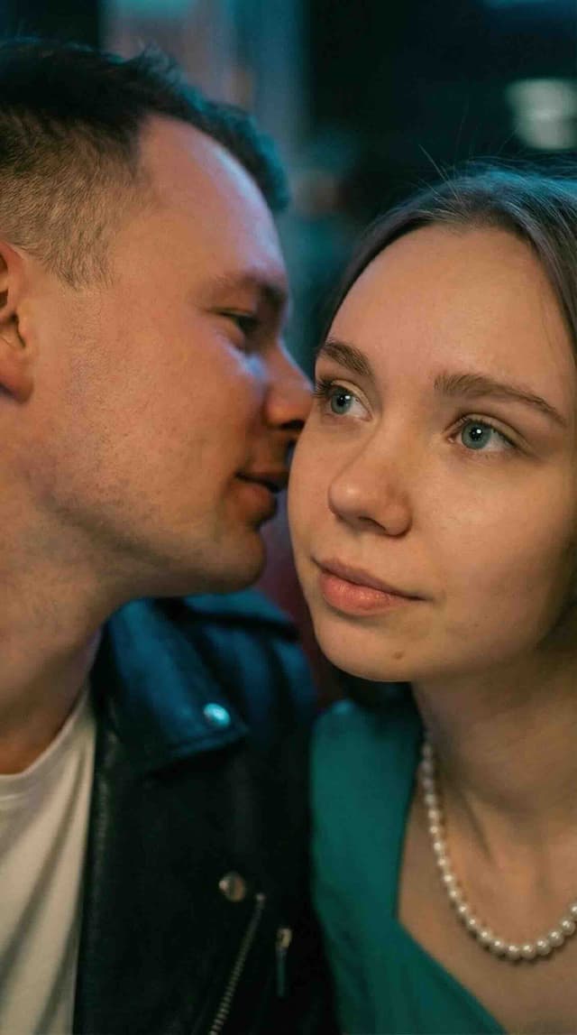 cinematic couple photos: couple in diner at night, neon lights