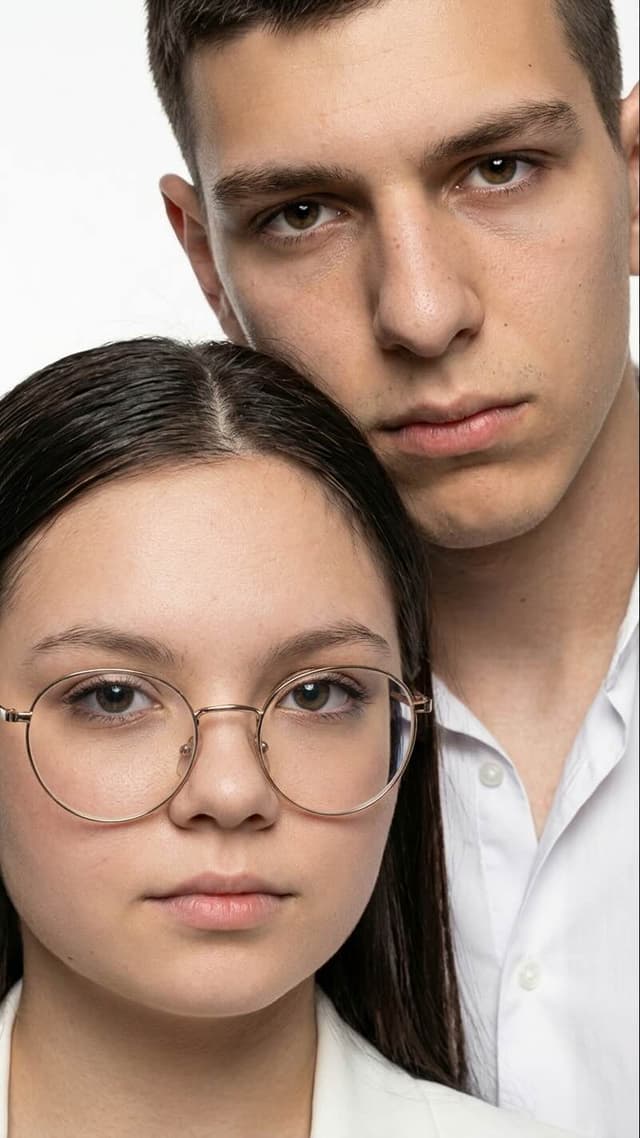 zrób zdjęcie AI online: para na idealnie białym tle, high fashion, twarde światło studyjne