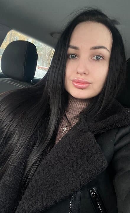 AI photo generation: source photo of girl for B&W portrait