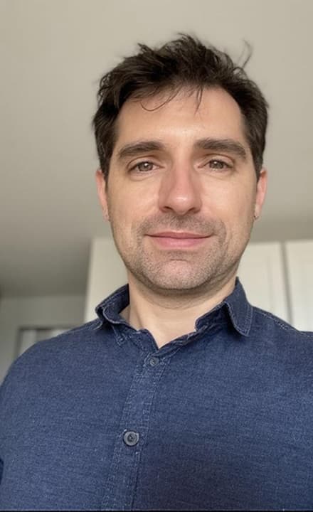 combinar fotos con IA: foto de hombre para una toma nocturna