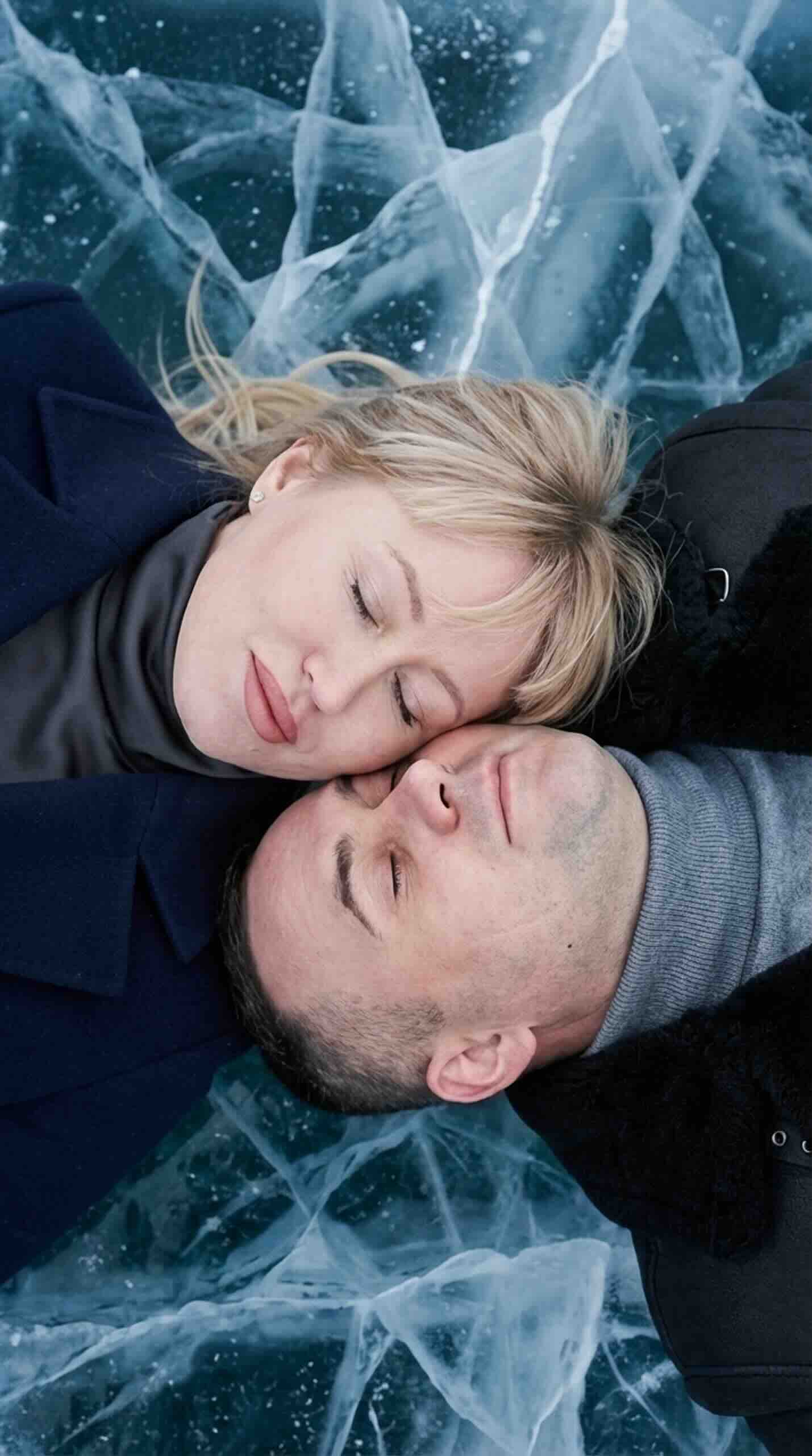 AI photo online: couple lying on ice head-to-head, top view, winter aesthetic.